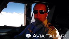 Командир самолета отвечает на вопросы пассажиров